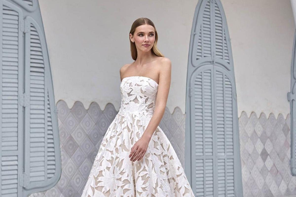 Vestidos de novia 2026: vestido de novia con escote palabra de honor, corte princesa y encaje floral
