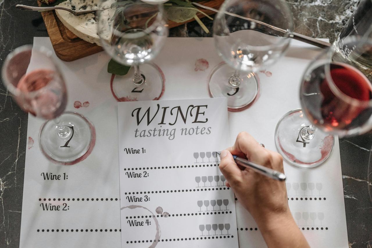 persona haciendo cata de vinos