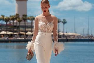 vestidos de novia para mujeres maduras:  pantalón de crepé con un cuerpo de escote barco