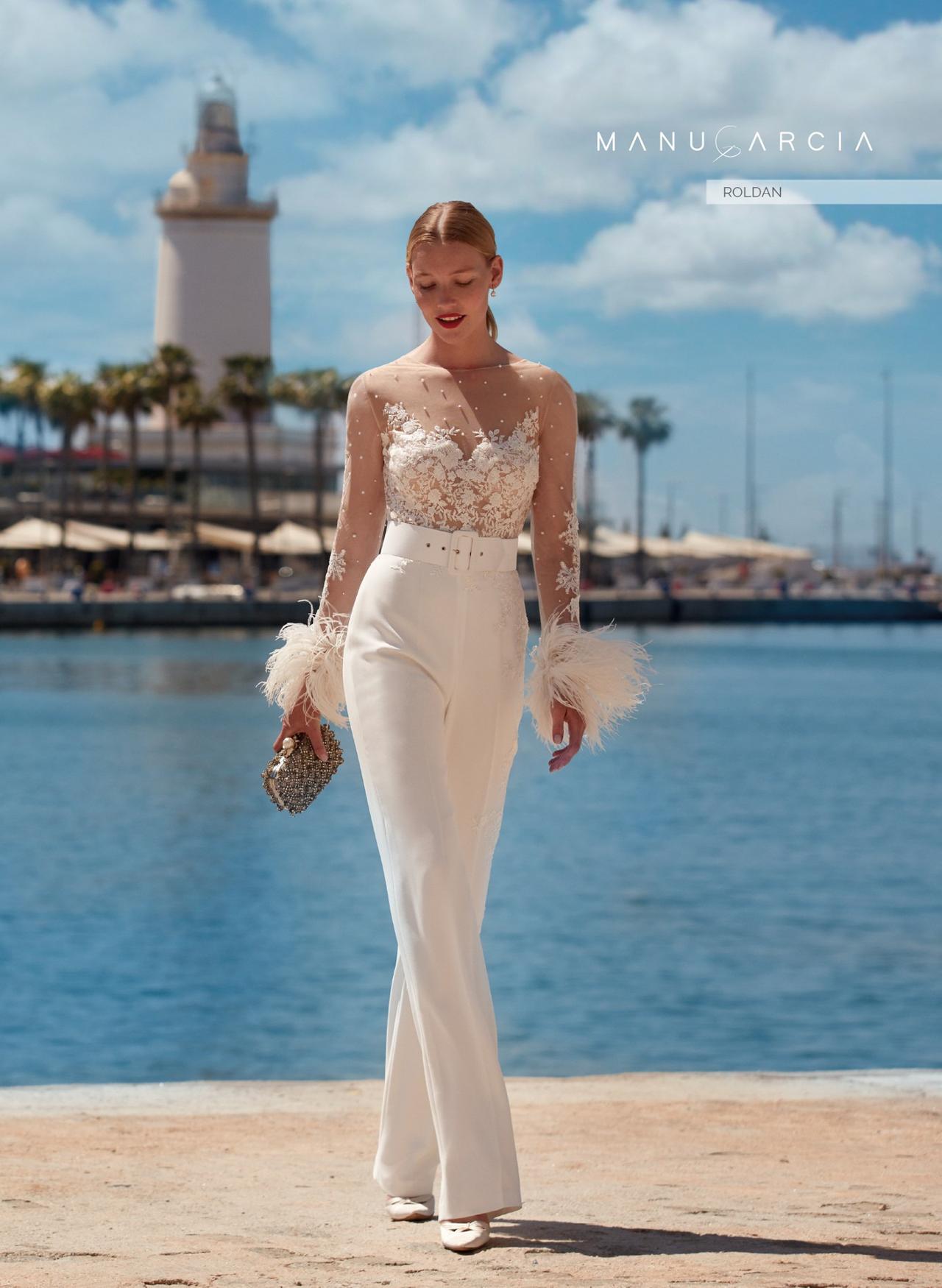 vestidos de novia para mujeres maduras:  pantalón de crepé con un cuerpo de escote barco