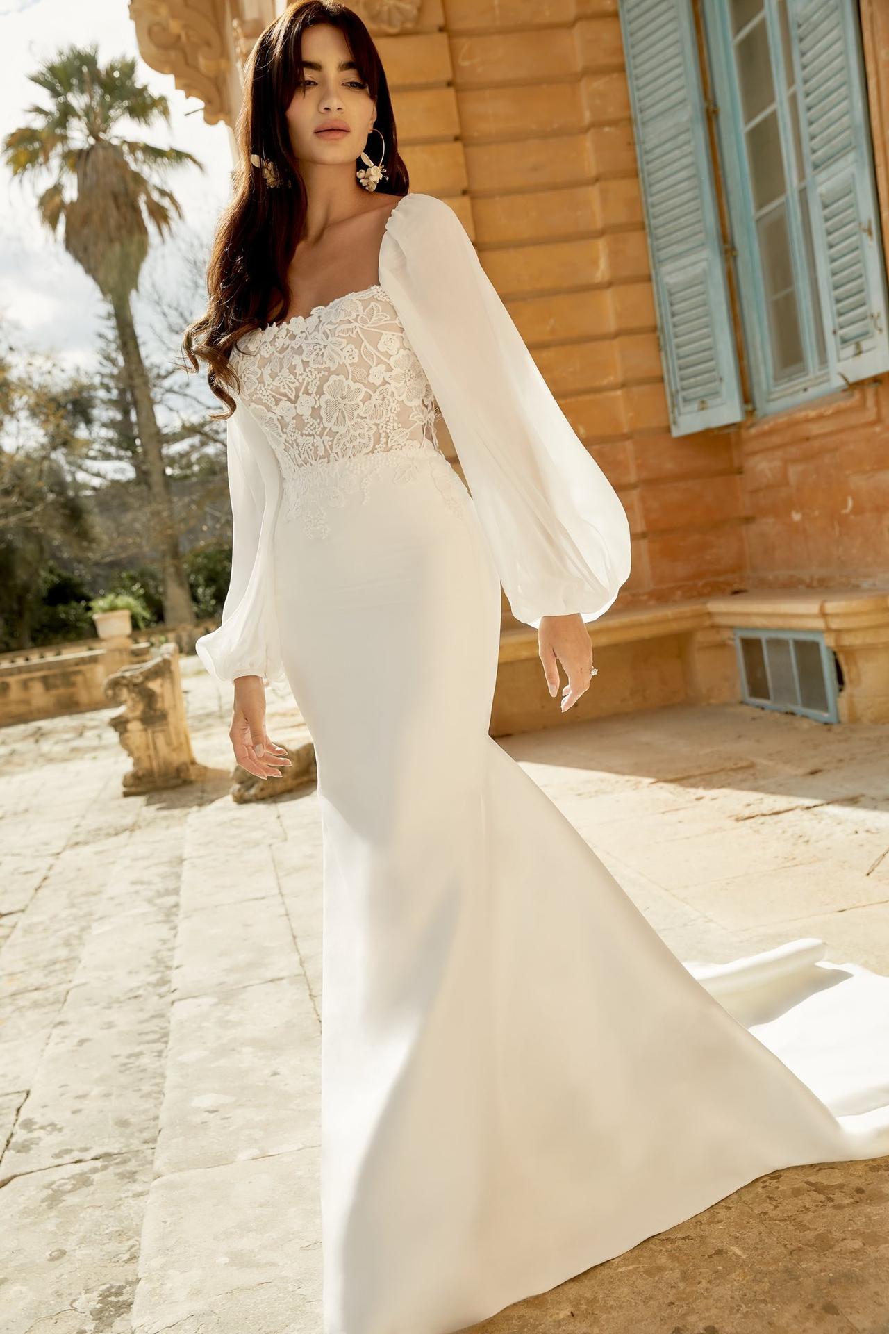 Vestidos de novia manga larga con sutiles transparencias y escote cuadrado