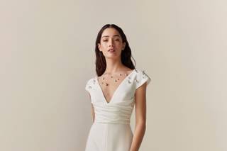 Vestido de novia sencillo y elegante con fruncido en la cintura