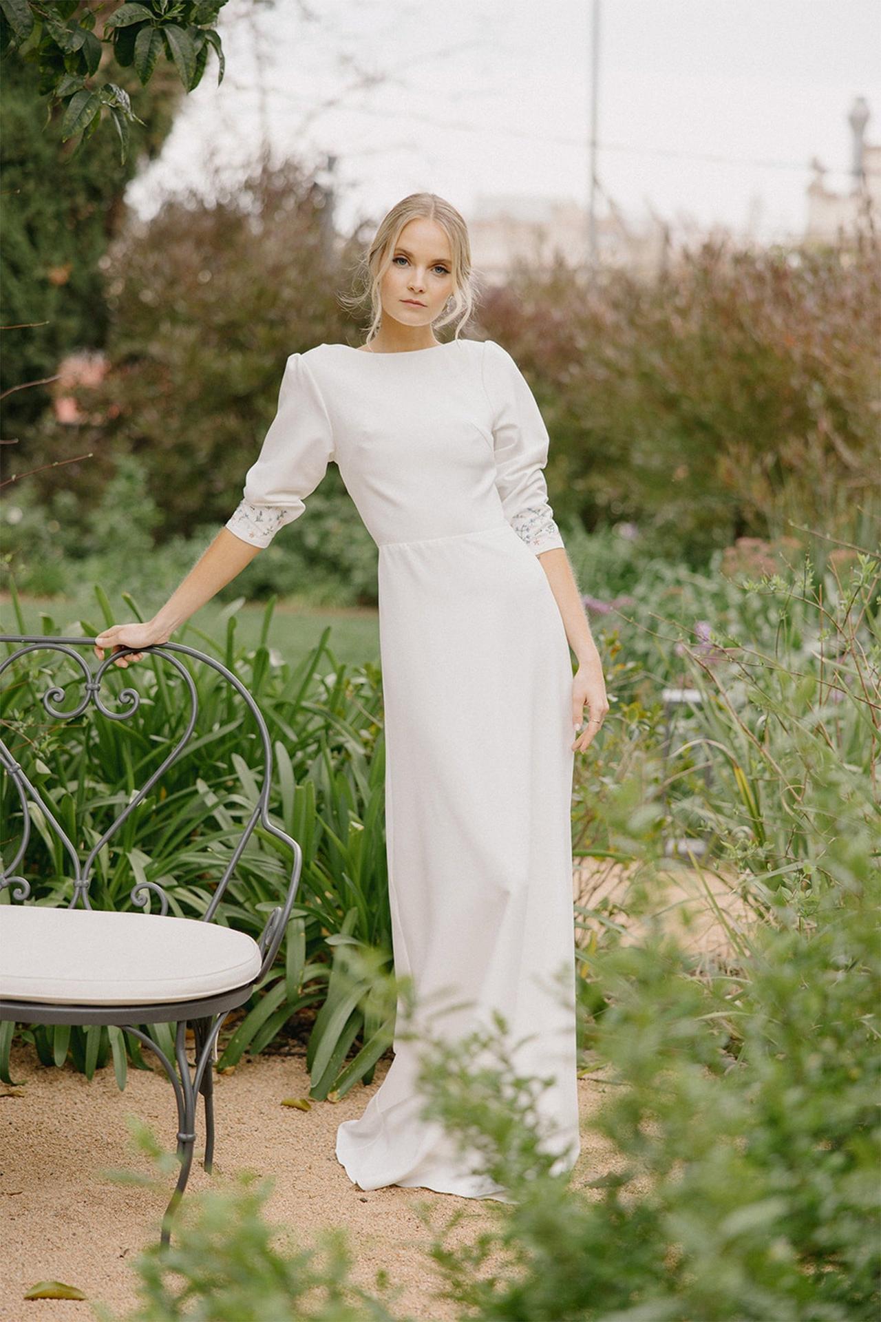 Vestido de novia sencillo y liso con manga francesa