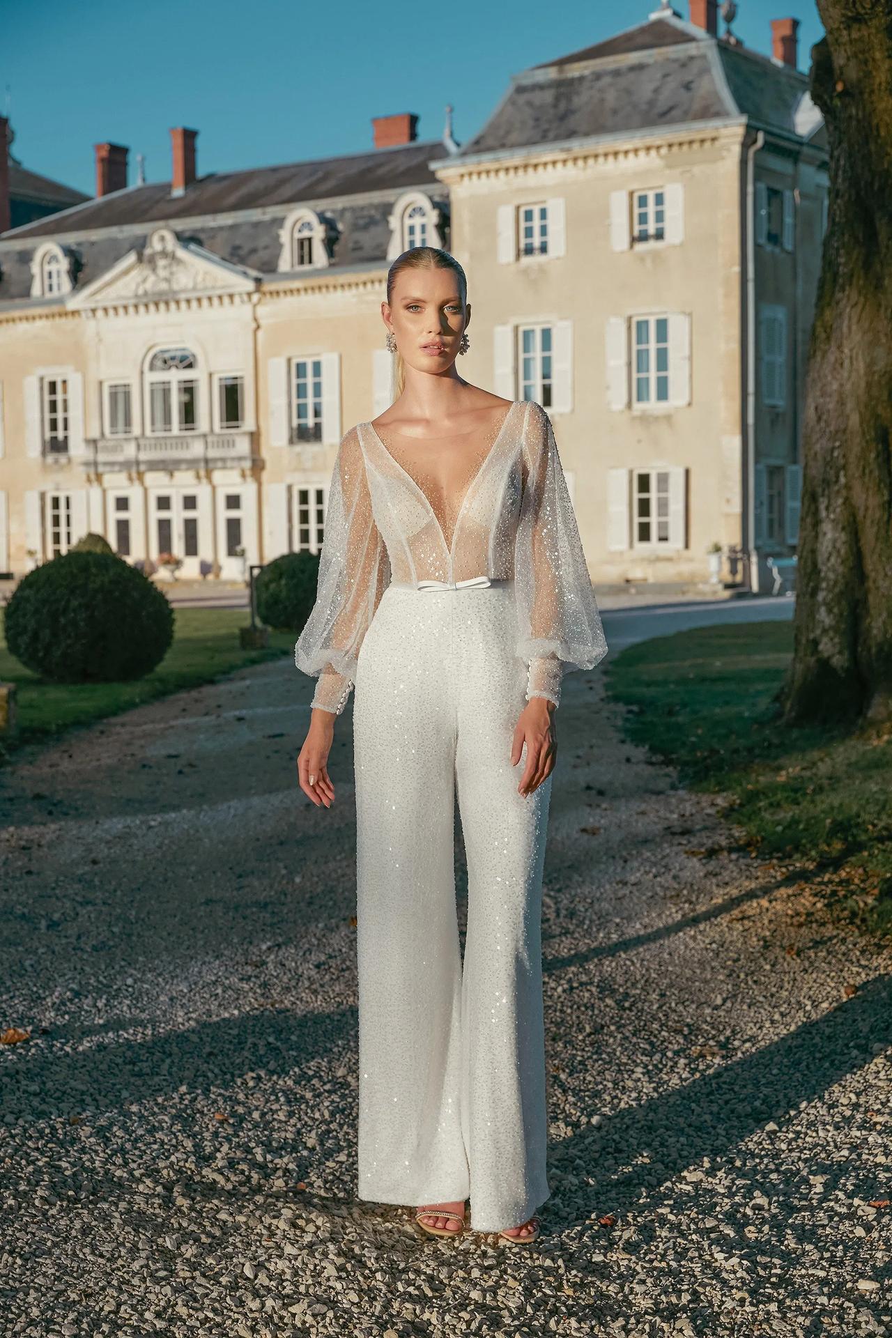 Novias con pantalones y blusa con transparencias