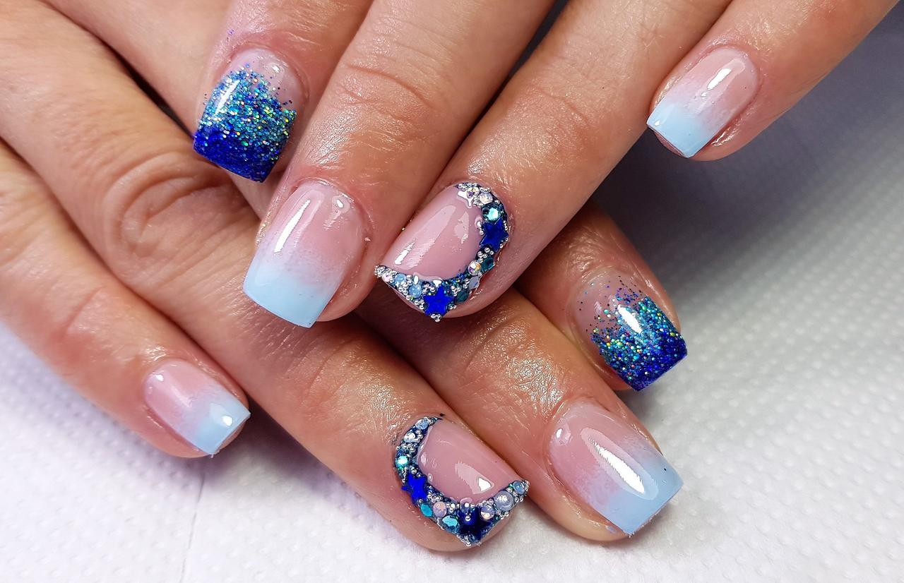 Uñas navideñas 2024 elegantes con manicura variada: uñas francesas y decoradas con aplicaciones brillantes