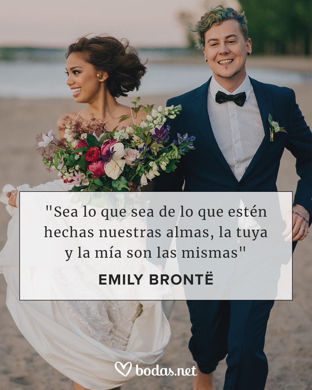 Frases de amor célebres: Sea lo que sea de lo que estén hechas nuestras almas, la tuya y la mía son las mismas, de Emily Brontë