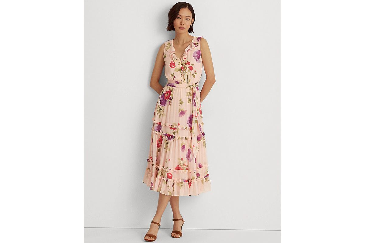 Chica con vestido de largo midi y estampado de flores