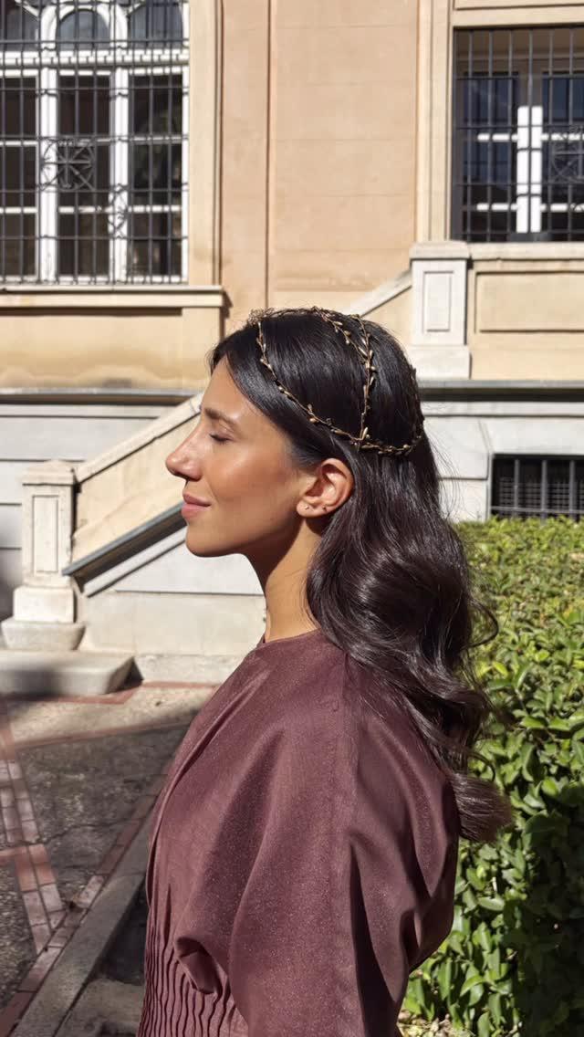 mujer pelo suelto tocado pelo