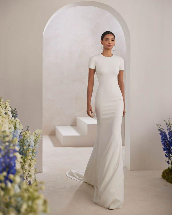 Vestido de novia sencillo y elegante de cuello redondo