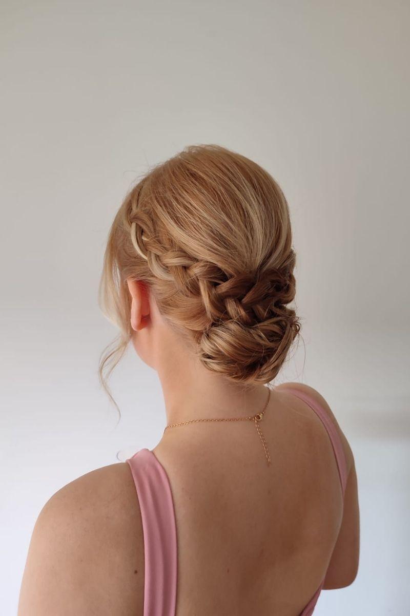 Peinados para bodas: moño despeinado con trenzas
