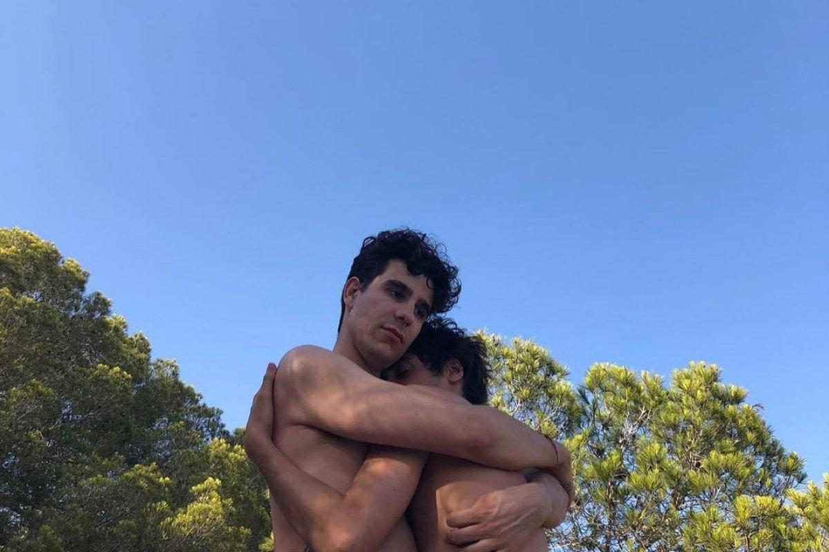 Fotos de parejas famosas: tierno abrazo al aire libre entre Javier Ambrossi y Javier Calvo