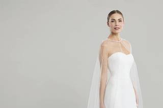 Vestido de novia con capa transparente