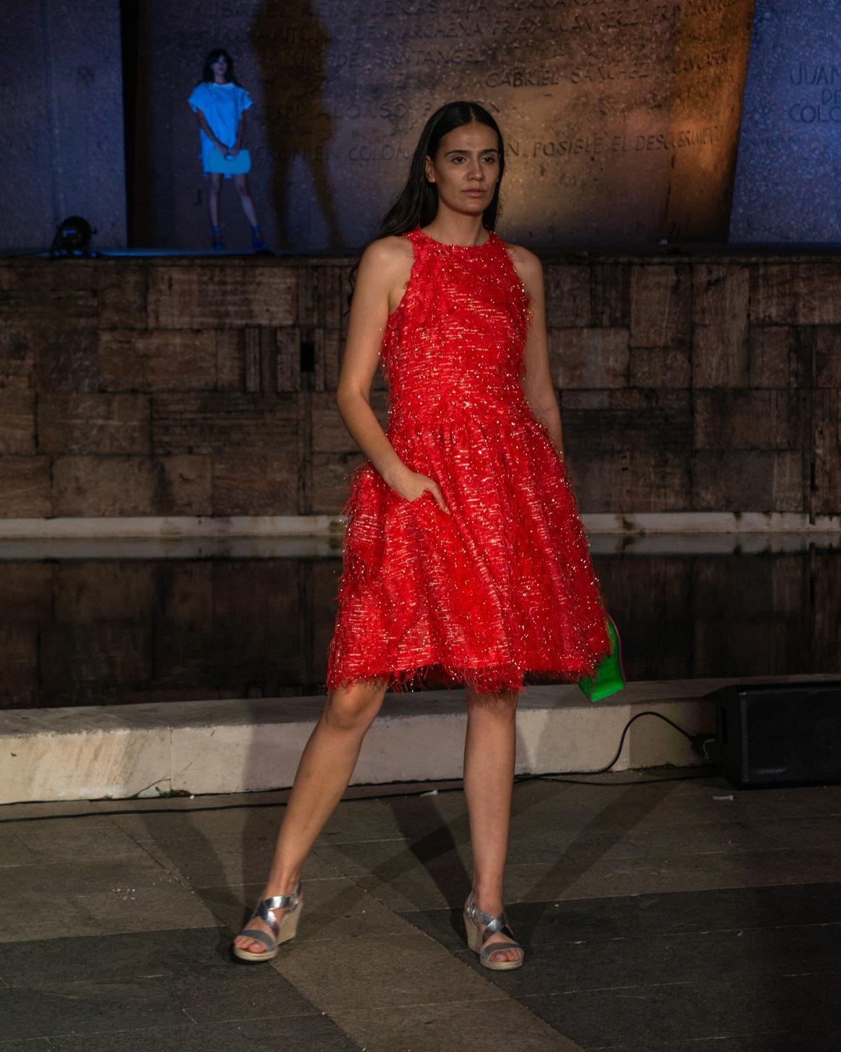 Vestido corto de fiesta con brillos