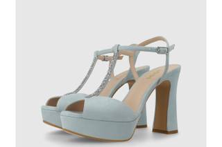 Novias con zapatos de color: sandalias con plataforma en azul claro