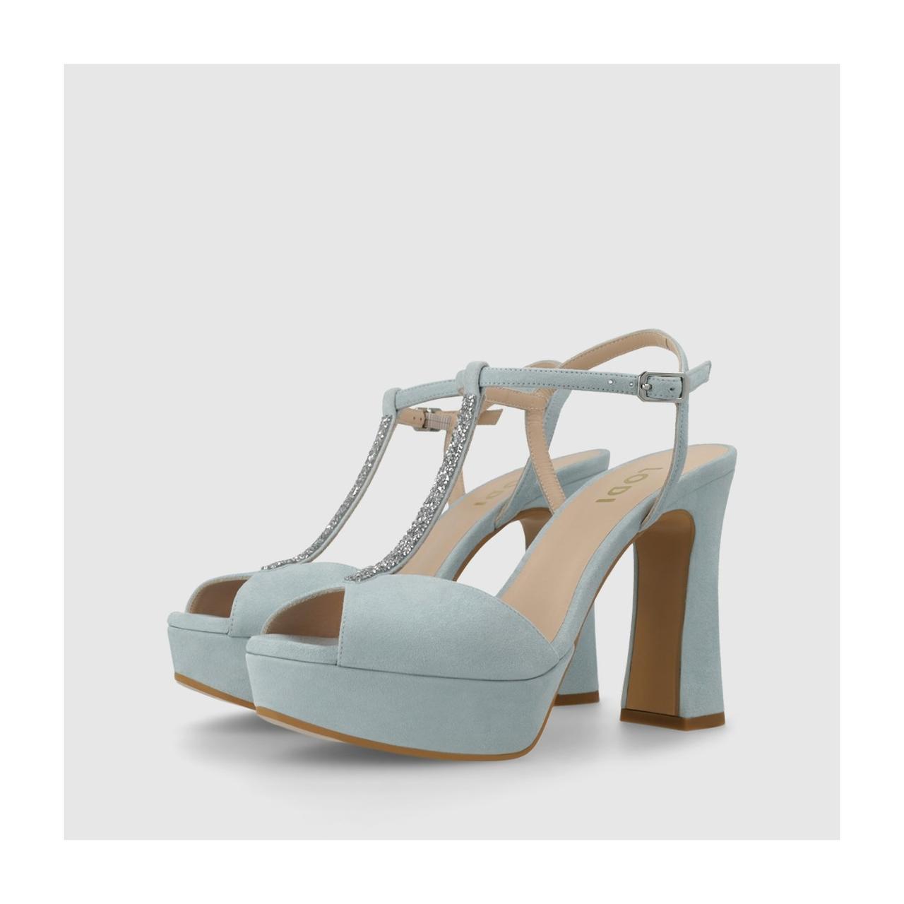 Novias con zapatos de color: sandalias con plataforma en azul claro