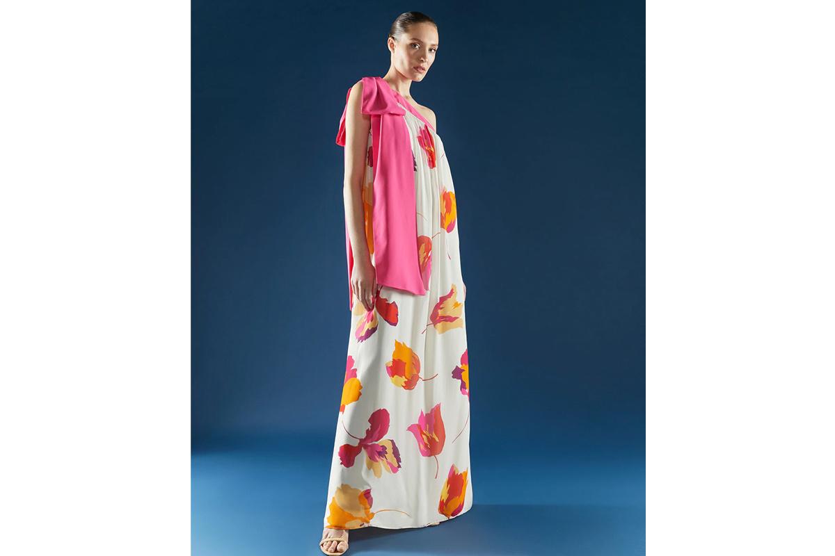Chica con vestido de fiesta largo con estampado de flores y lazo XL