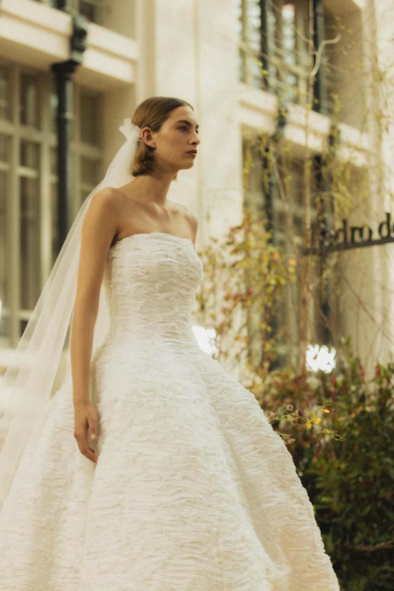 Vestido boda civil de encaje y falda de princesa