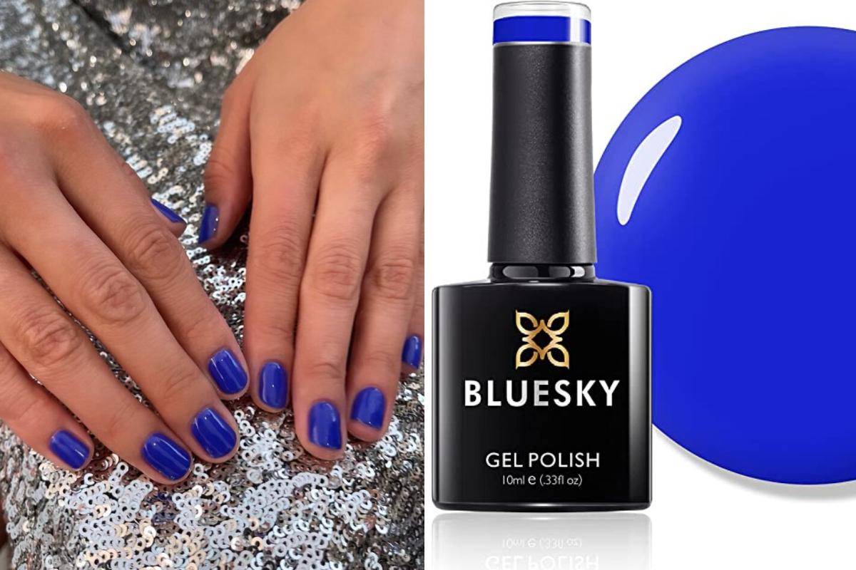 Manos con manicura en azul flúor sobre un fondo con paillettes brillantes
