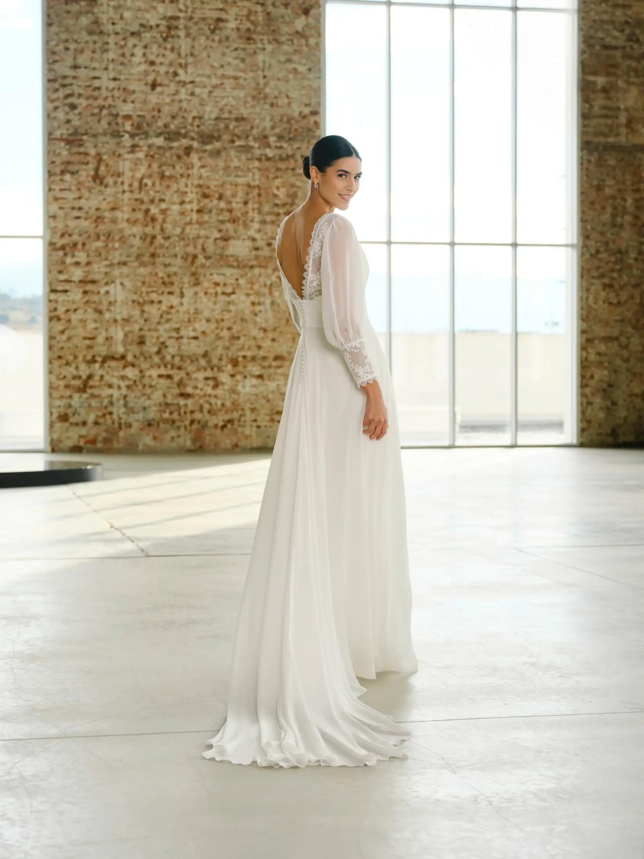 Vestidos de novia sencillos y elegantes manga larga con espalda semidescubierta