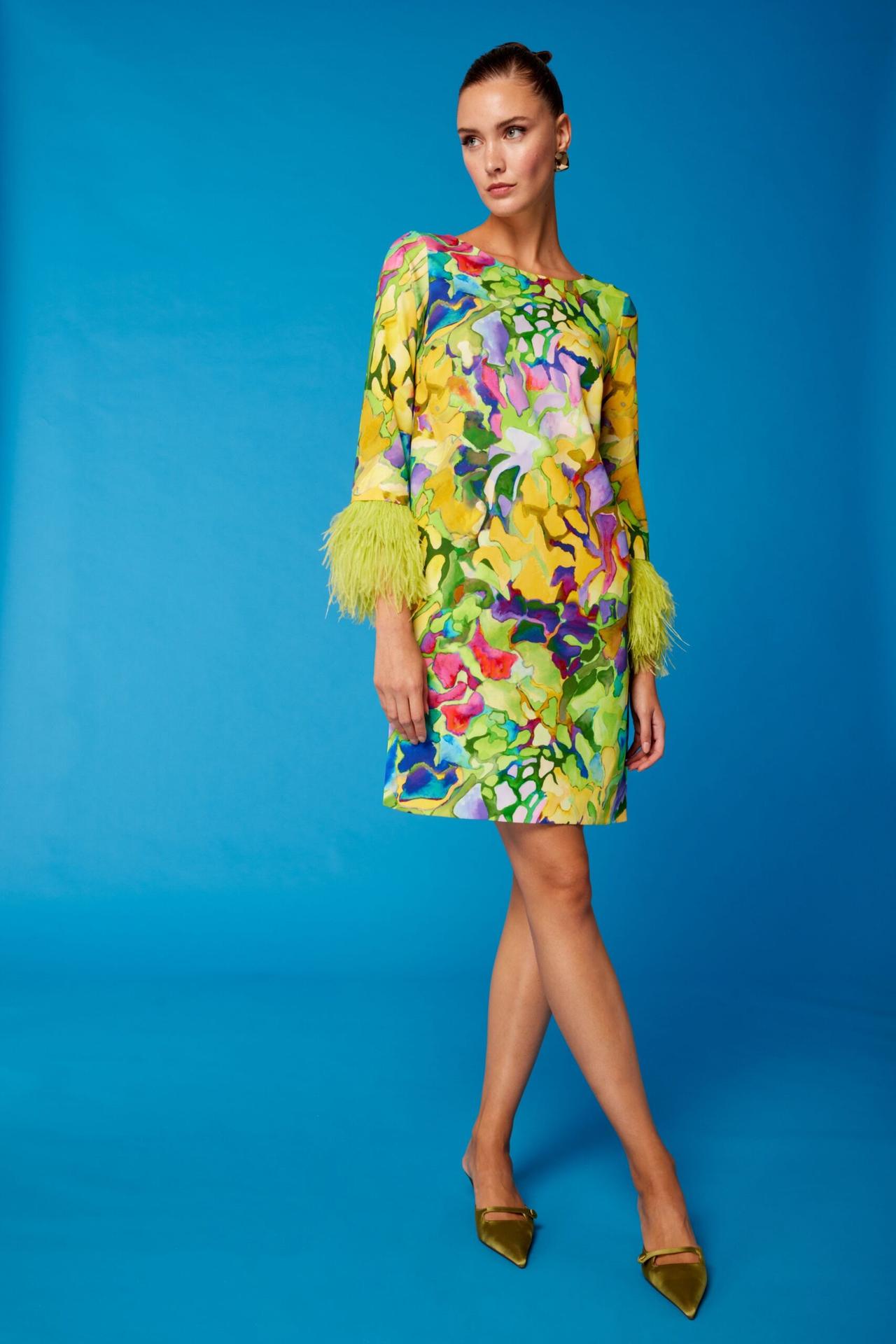 Vestidos de fiesta cortos estampados, con plumas en las mangas