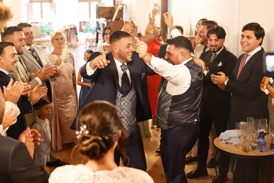 Las mejores canciones españolas para cada momento de tu boda: la playlist definitiva