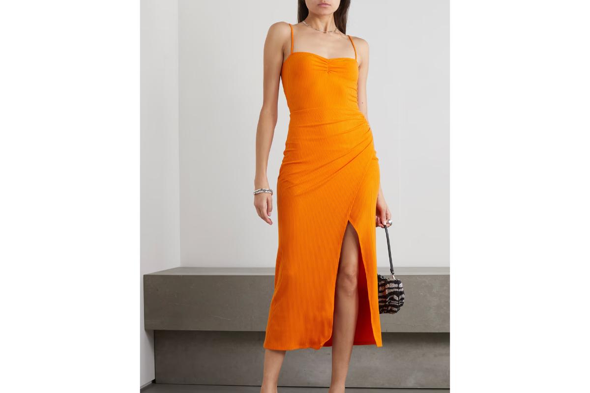 vestido de fiesta naranja con abertura en la falda