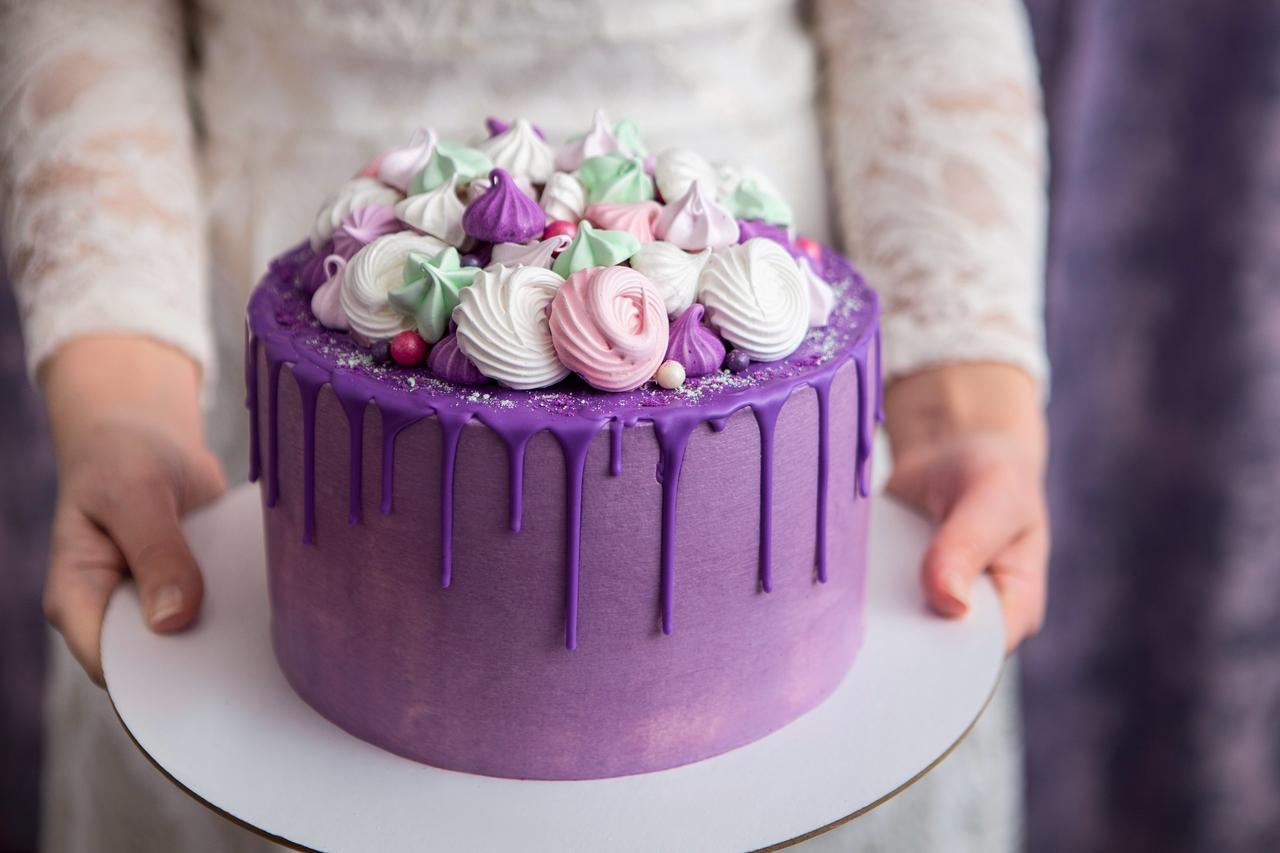 Color boda su significado: tarta de boda en morado