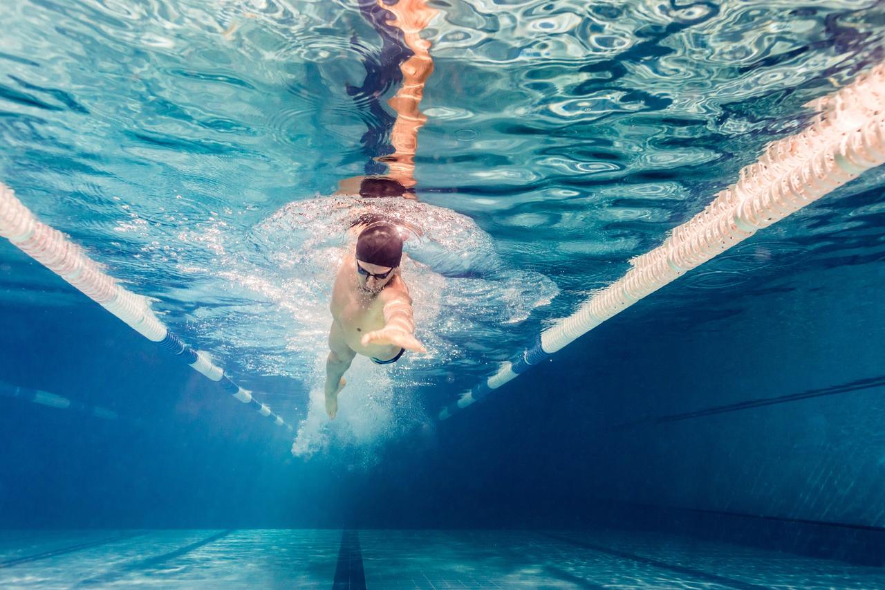 Chico practicando natación antes de la boda