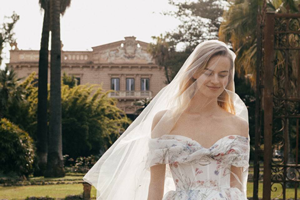 chica con vestido de novia estampado de flores de colores con escote de hombros caídos y velo