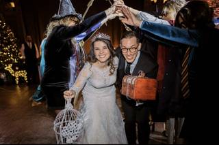 Boda temática Harry Potter: recién casados a con atrezo de Harry Potter e invitados de boda disfrazados de distintos personajes de los libros