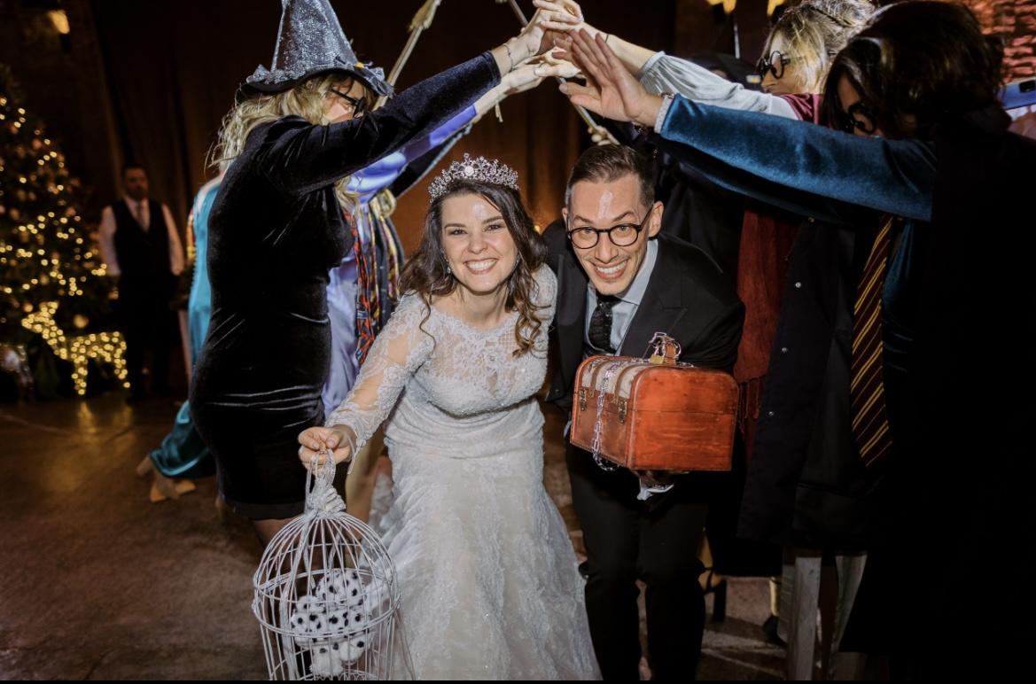 Boda temática Harry Potter: recién casados a con atrezo de Harry Potter e invitados de boda disfrazados de distintos personajes de los libros