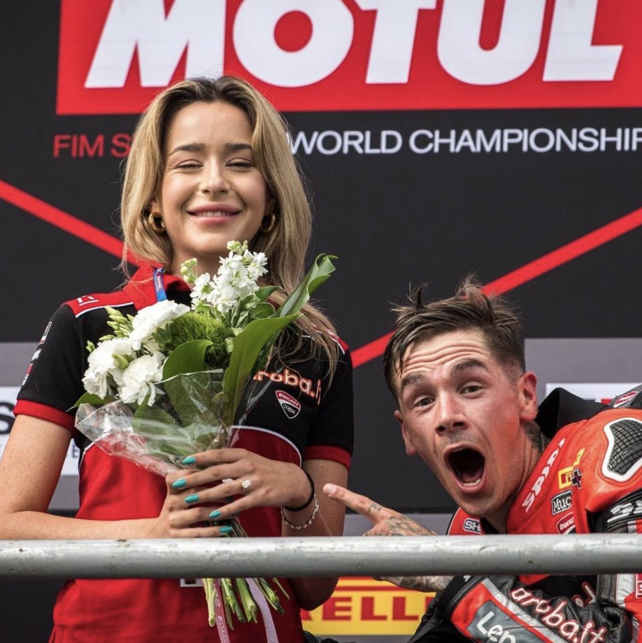 Pedida de mano del piloto Scott Redding, antes de la boda