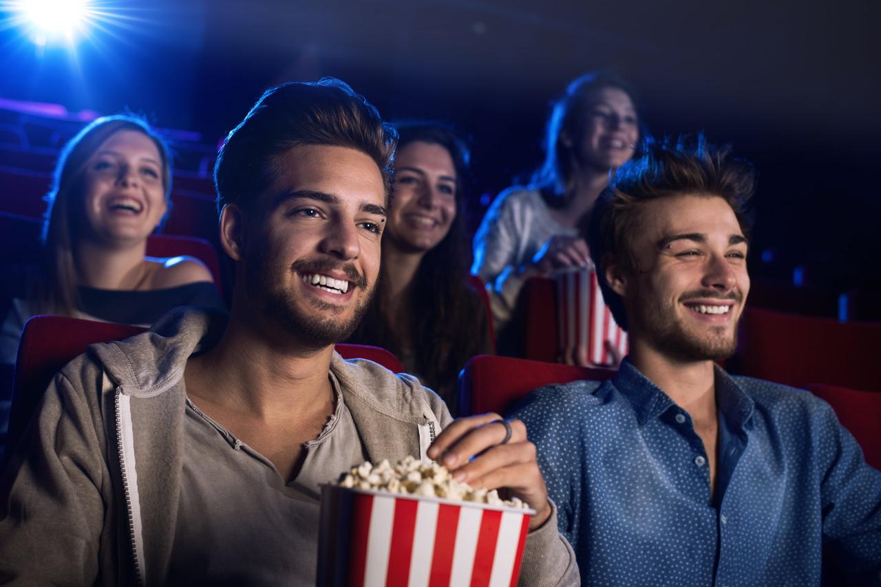 Amigos en el cine disfrutando de una buena película después del día de la boda