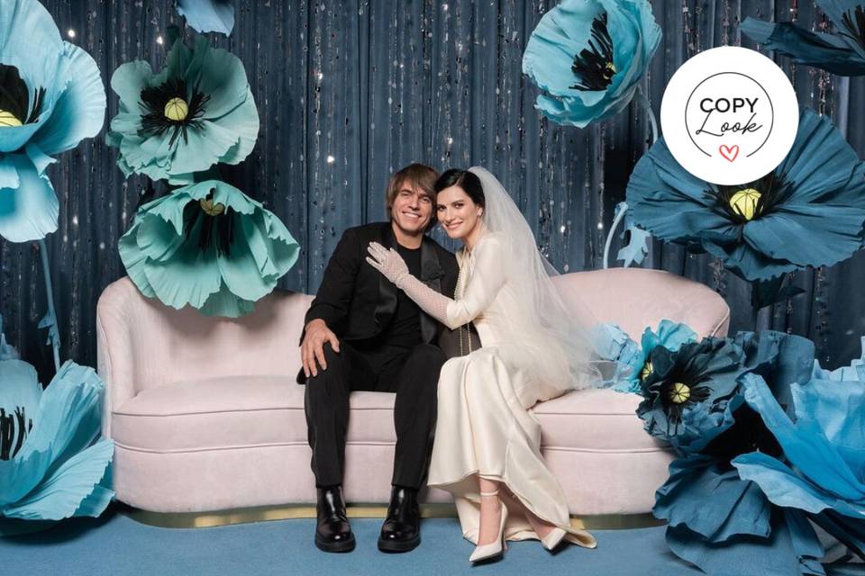 Laura Pausini y Paolo Carta el día de su boda en un romántico sofá
