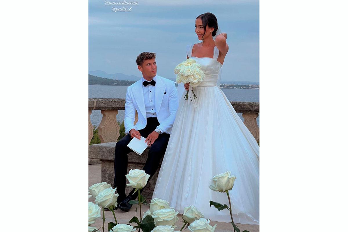 Marcos Llorente y Paddy Noarbe en el altar de boda vestidos de novios