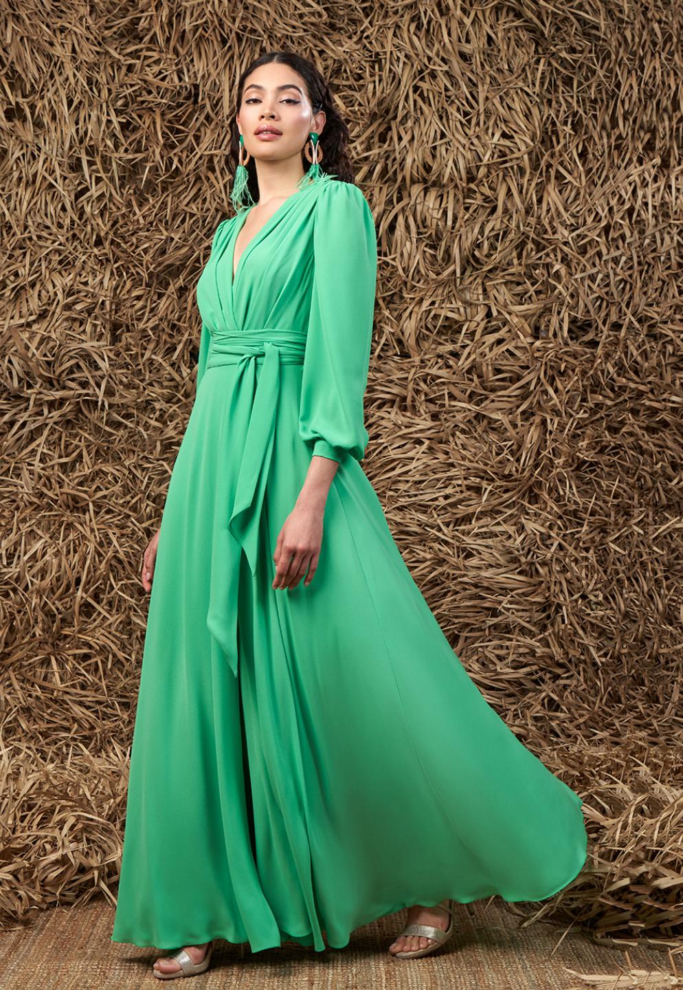 Madrina elegant sencilla: vestido de fiesta verde claro con vuelo y manga larga