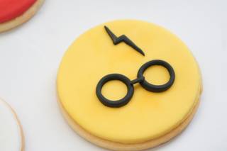 Boda temática Harry Potter: galleta inspirada en las gafas y la cicatriz de Harry Potter