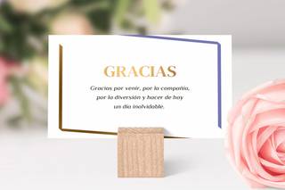 Tarjeta minimalista con una de las frases de agradecimiento en una boda para los invitados: Gracias por venir, por la compañía, por la diversión y hacer de hoy un día inolvidable