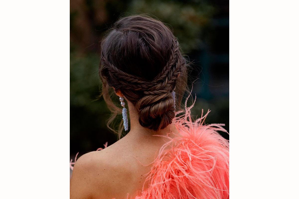 Peinado con moño y trenzas de espiga a modo de corona para invitadas