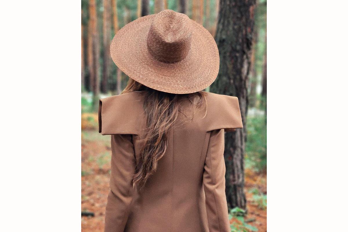 Vista de espaldas de Sara carbonero con chaqueta y sombrero marron