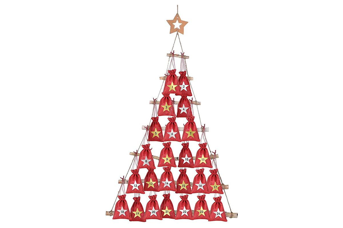 Calendario de Adviento con troncos y sacos de fibras vegetales de color rojo, perfecto para colgar