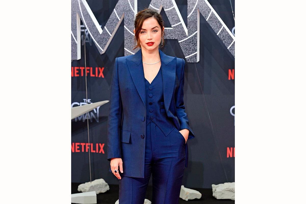 Ana de armas con traje de chaqueta masculino azul