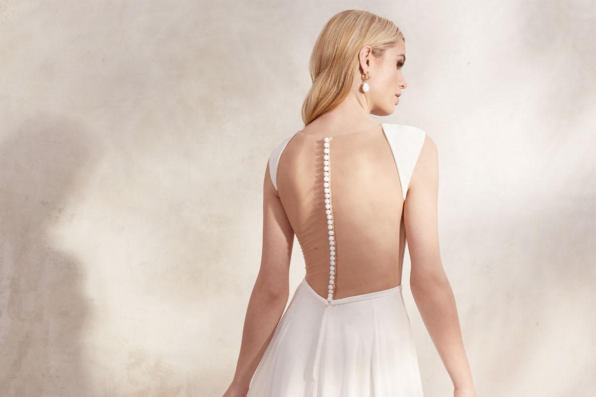 vestido de novia con espalda descubierta transparente con botones
