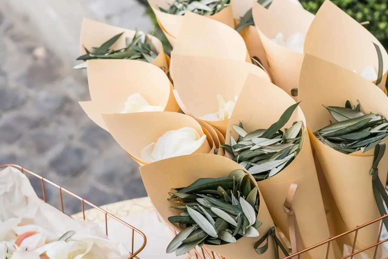 Conos cucuruchos de papel kraft con hojas para pétalos arroz bodas