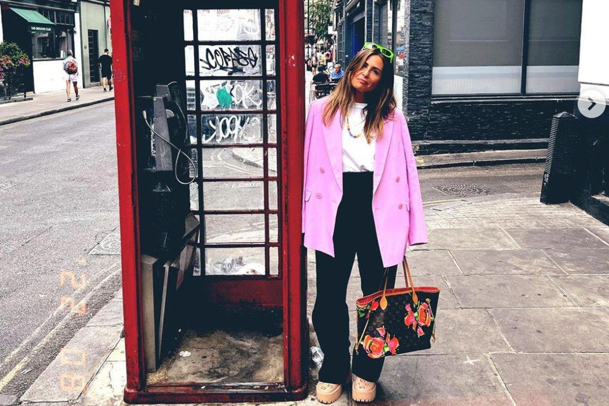 Nuria Roca en una cabina típica de Londres con un bonito blazer rosa