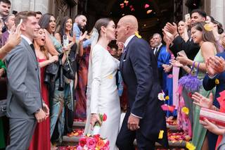 Kiko Matamoros y Marta López el día de su boda dándose un apasionado beso en las escaleras de la iglesia ante la mirada y el aplauso de diferentes personas