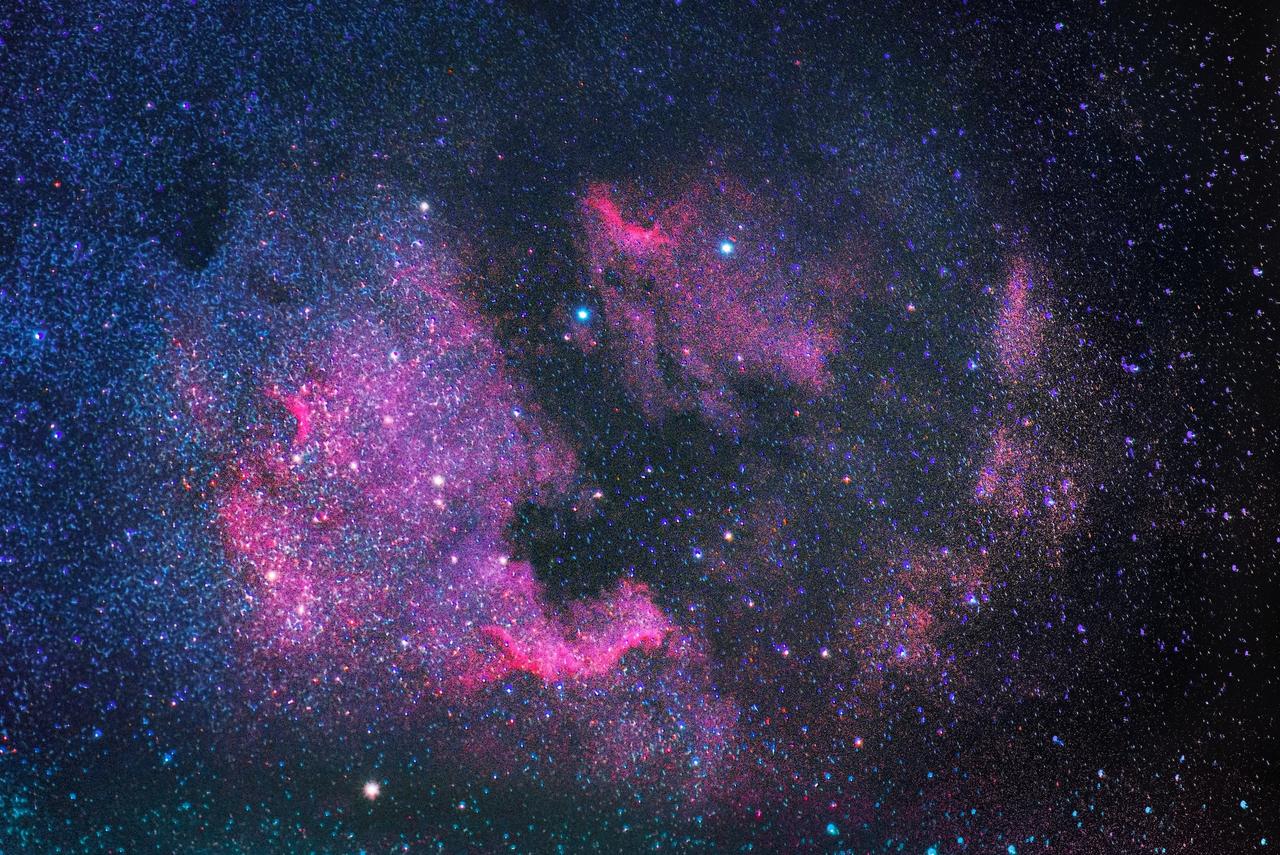 Imagen astronómica teñida de rosa