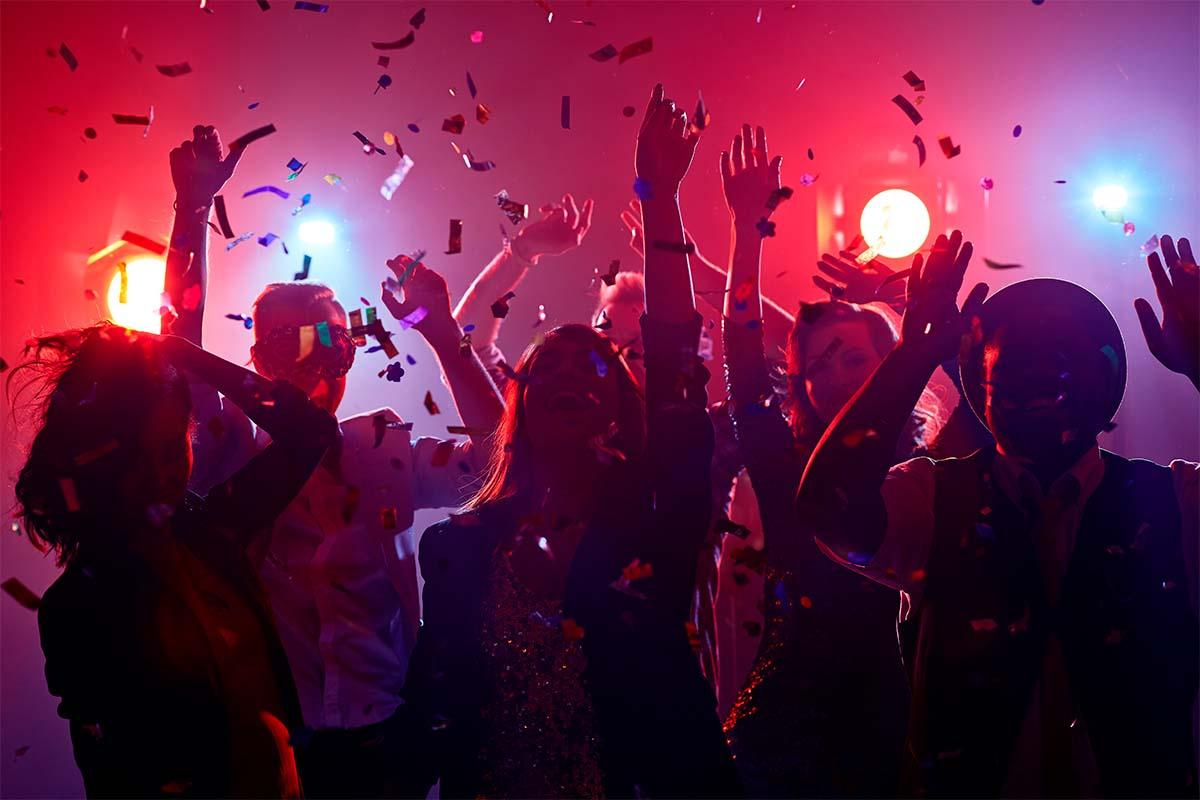 Canciones de reggaeton: gente bailando durante una fiesta