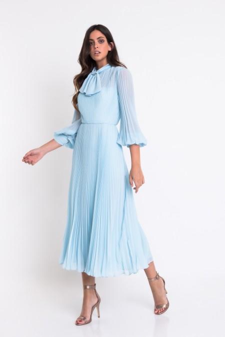 Madrina elegant sencilla: vestido de fiesta midi azul claro con tablas y blusa con lazada