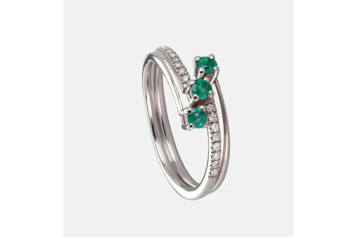anillo de compromiso en oro blanco con tres esmeraldas verdes en tensión